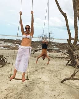 Luana Piovani feet photo thumbnail