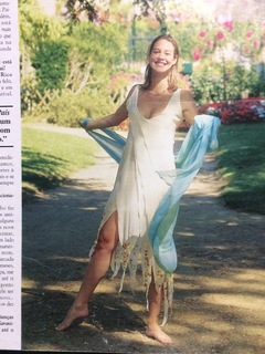 Luana Piovani feet photo thumbnail