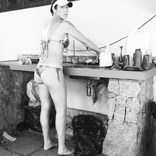 Luana Piovani feet photo thumbnail