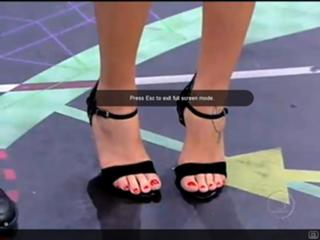 Luana Piovani feet photo thumbnail