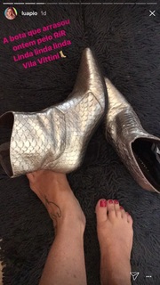 Luana Piovani feet photo thumbnail