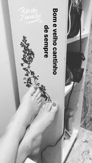 Luana Piovani feet photo thumbnail