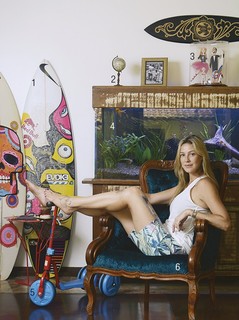 Luana Piovani feet photo thumbnail