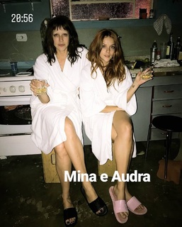 Luana Piovani feet photo thumbnail