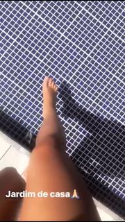 Luana Piovani feet photo thumbnail