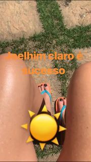 Luana Piovani feet photo thumbnail