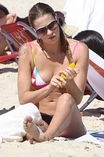 Luana Piovani feet photo thumbnail