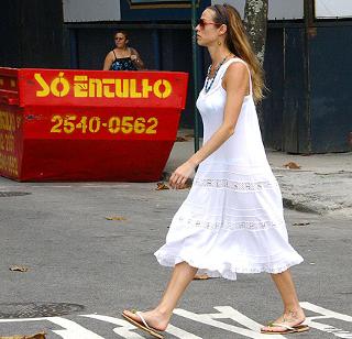 Luana Piovani feet photo thumbnail