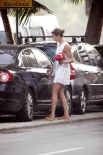 Luana Piovani feet photo thumbnail