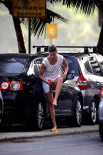 Luana Piovani feet photo thumbnail