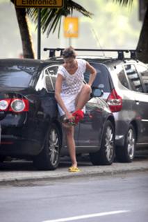 Luana Piovani feet photo thumbnail