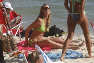 Luana Piovani feet photo thumbnail