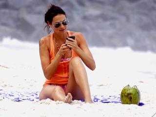 Luana Piovani feet photo thumbnail