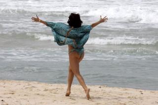 Luana Piovani feet photo thumbnail