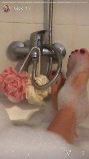 Luana Piovani feet photo thumbnail