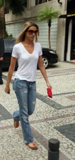 Luana Piovani feet photo thumbnail