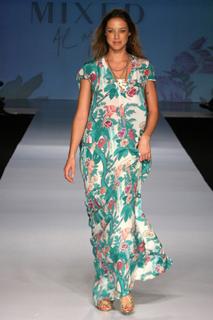 Luana Piovani feet photo thumbnail