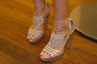 Luana Piovani feet photo thumbnail
