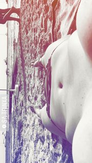 Luana Piovani feet photo thumbnail