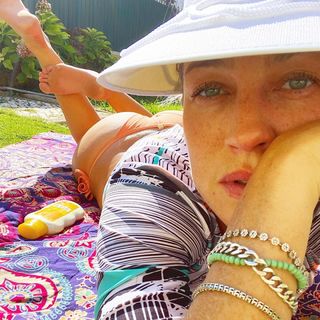 Luana Piovani feet photo thumbnail