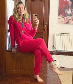 Luana Piovani feet photo thumbnail