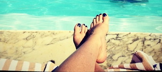 Luana Piovani feet photo thumbnail