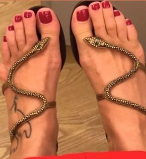 Luana Piovani feet photo thumbnail