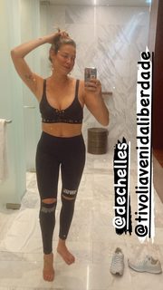 Luana Piovani feet photo thumbnail