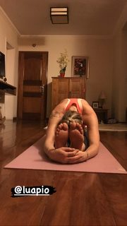 Luana Piovani feet photo thumbnail