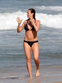 Luana Piovani feet photo thumbnail