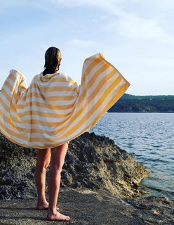 Luana Piovani feet photo thumbnail