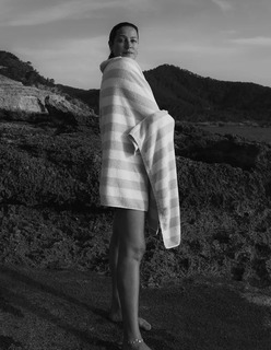 Luana Piovani feet photo thumbnail