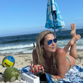 Luana Piovani feet photo thumbnail