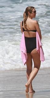 Luana Piovani feet photo thumbnail