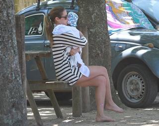 Luana Piovani feet photo thumbnail