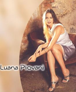 Luana Piovani feet photo thumbnail