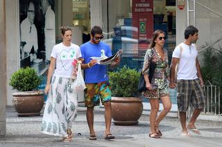 Luana Piovani feet photo thumbnail