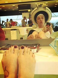 Luana Piovani feet photo thumbnail