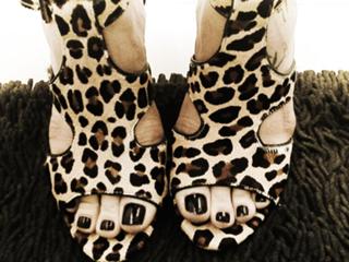 Luana Piovani feet photo thumbnail