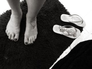 Luana Piovani feet photo thumbnail