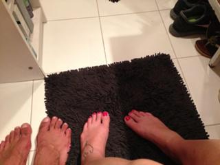 Luana Piovani feet photo thumbnail