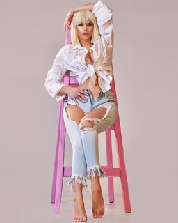 Luana Vjollca feet photo 4