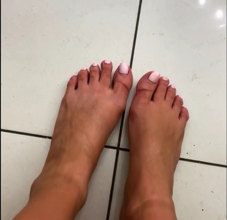 Luana Vjollca feet photo 4
