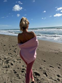 Luana Vjollca feet photo 2