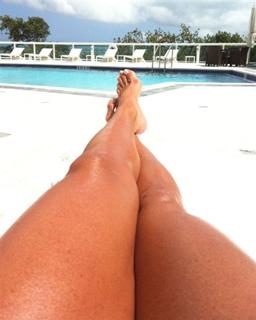 Lucero feet photo thumbnail