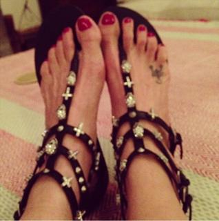 Luciana Gimenez feet photo thumbnail