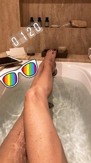 Luciana Gimenez feet photo thumbnail
