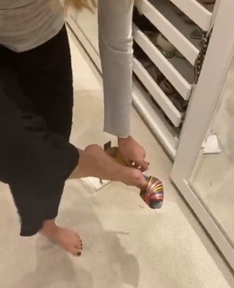 Luciana Gimenez feet photo thumbnail