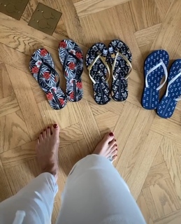 Luciana Gimenez feet photo thumbnail