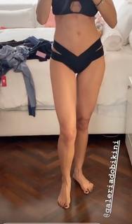 Luciana Gimenez feet photo thumbnail